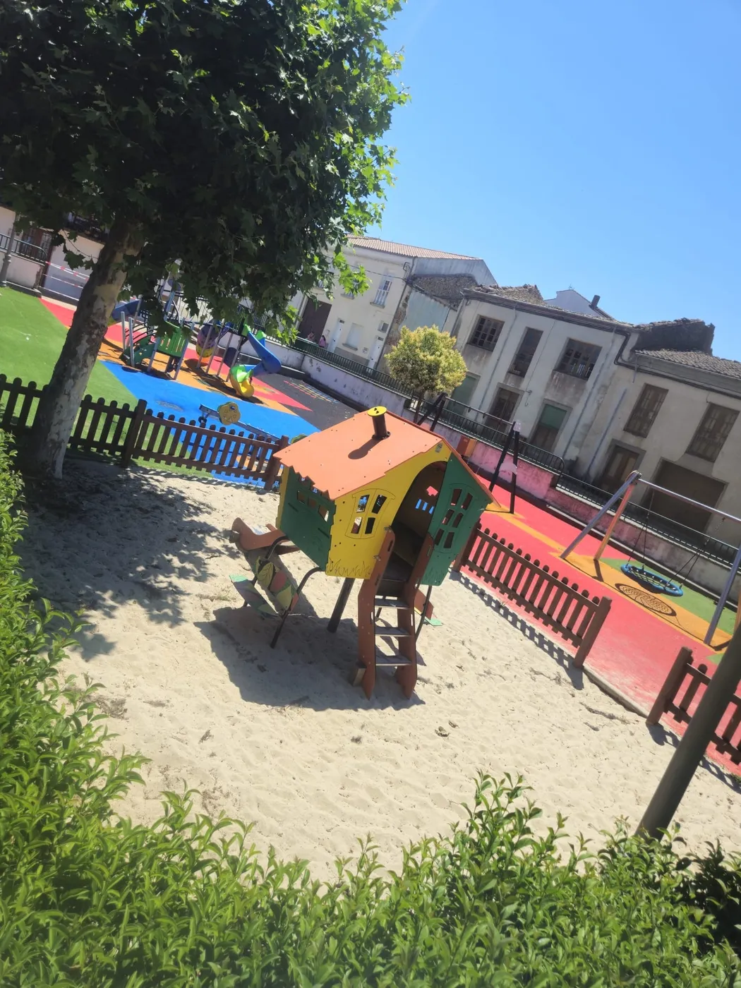 Nuevos elementos de juegos instalados en el parque infantil de Lumbrales 