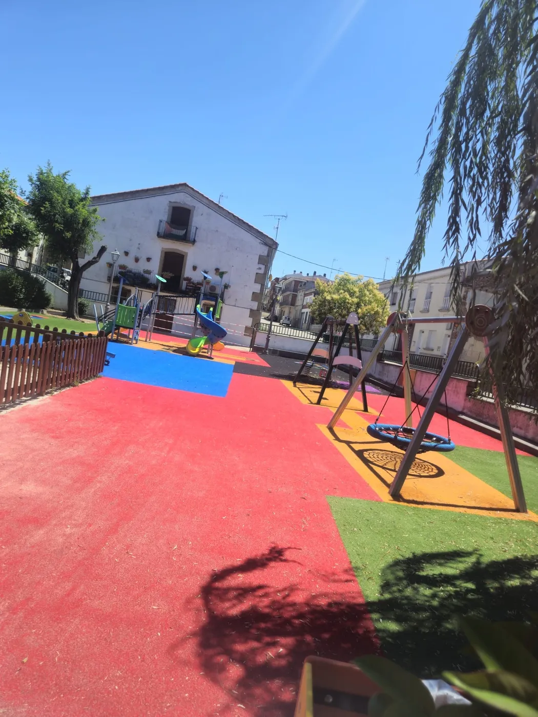 Nuevos elementos de juegos instalados en el parque infantil de Lumbrales 