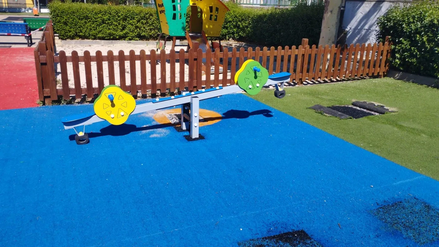 Nuevos elementos de juegos instalados en el parque infantil de Lumbrales 