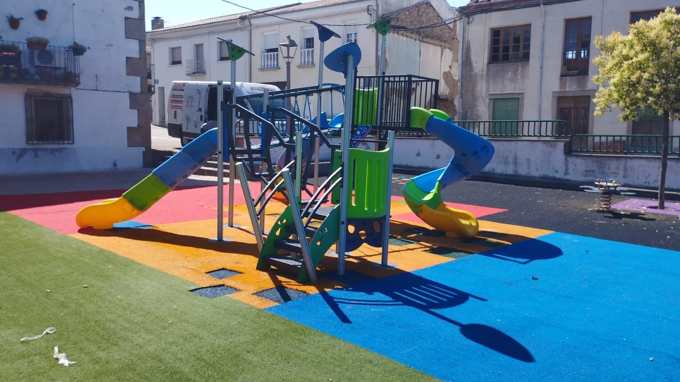 Nuevos elementos de juegos instalados en el parque infantil de Lumbrales 