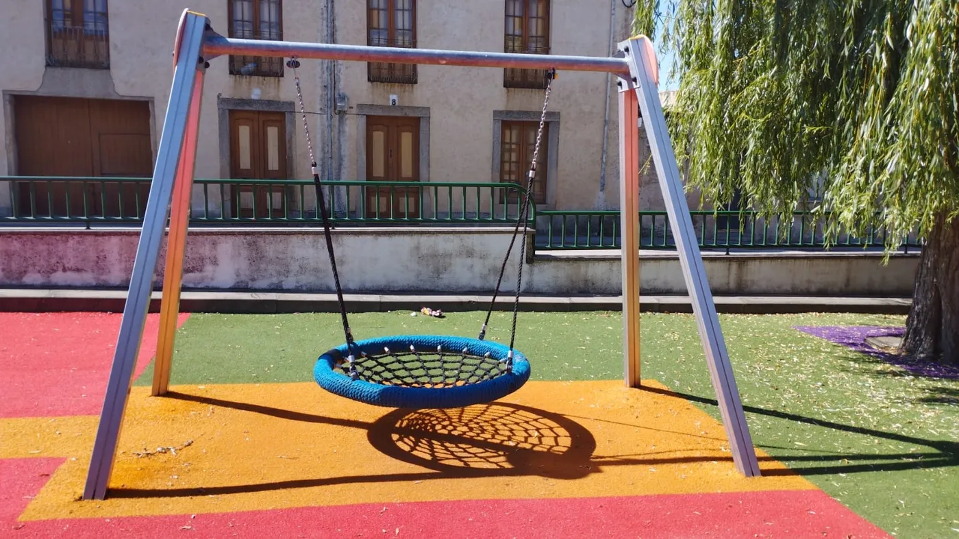 Nuevos elementos de juegos instalados en el parque infantil de Lumbrales 