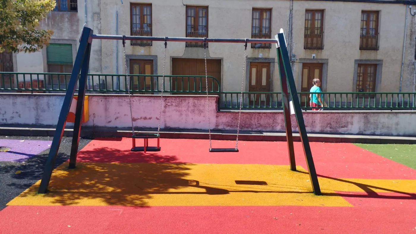 Nuevos elementos de juegos instalados en el parque infantil de Lumbrales 