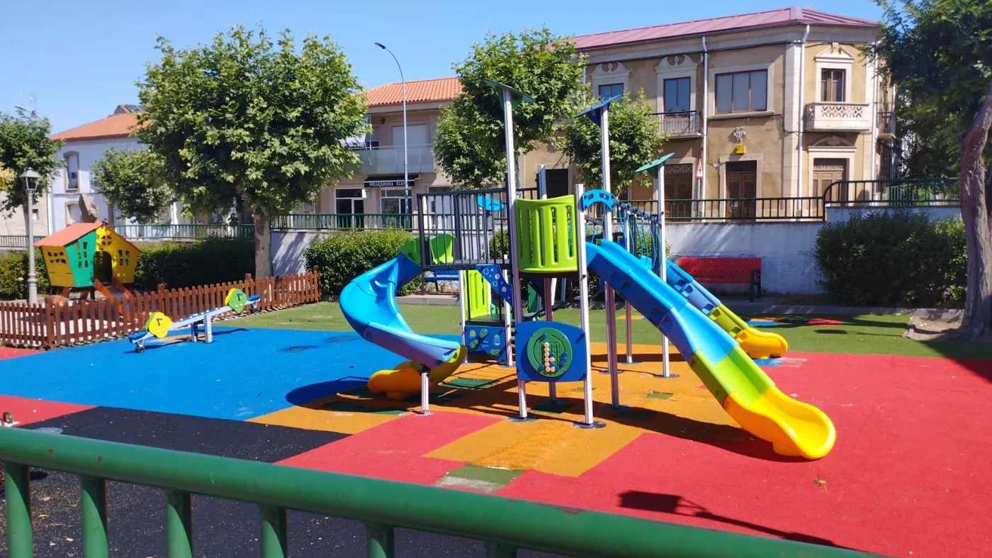 Nuevos elementos de juegos instalados en el parque infantil de Lumbrales 