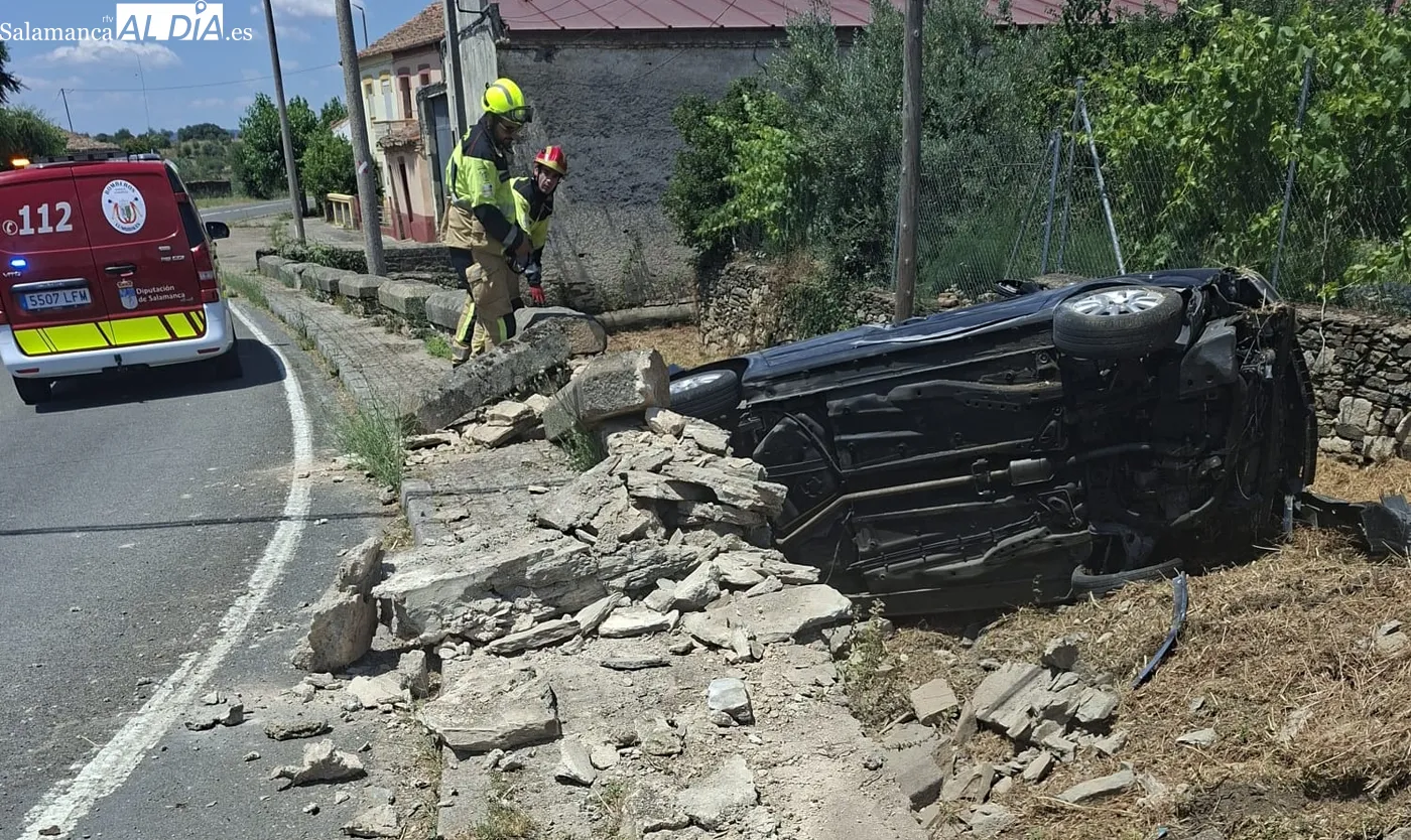 Accidente en La Fregeneda: un coche cae a un arroyo