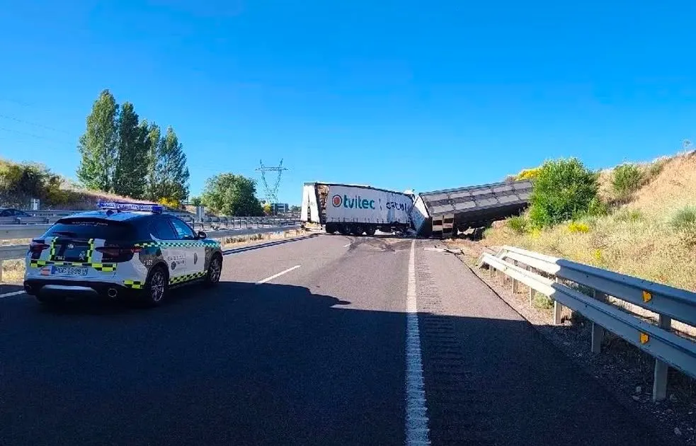 Chocan dos camiones en la A-66 a la altura de La Cabeza de Béjar. Foto GUARDIA CIVIL SALAMANCA
