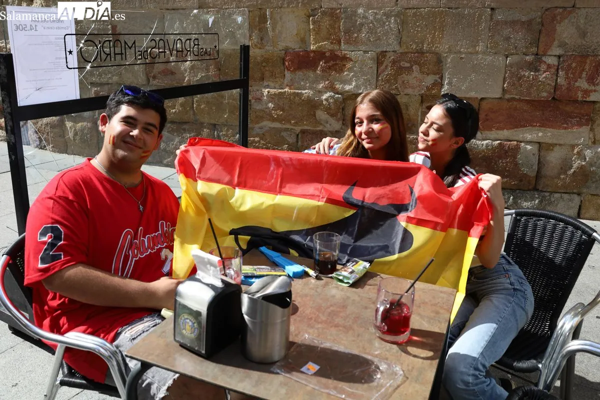 Aficionados en las terrazas de la capital siguiendo el primer partido de la selección España en el Mundial 2026. Fotos: Miguel González