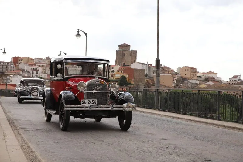 Foto 3 - Joyas sobre ruedas: el motor hist&oacute;rico toma las calles de Alba de Tormes con AutoRetro