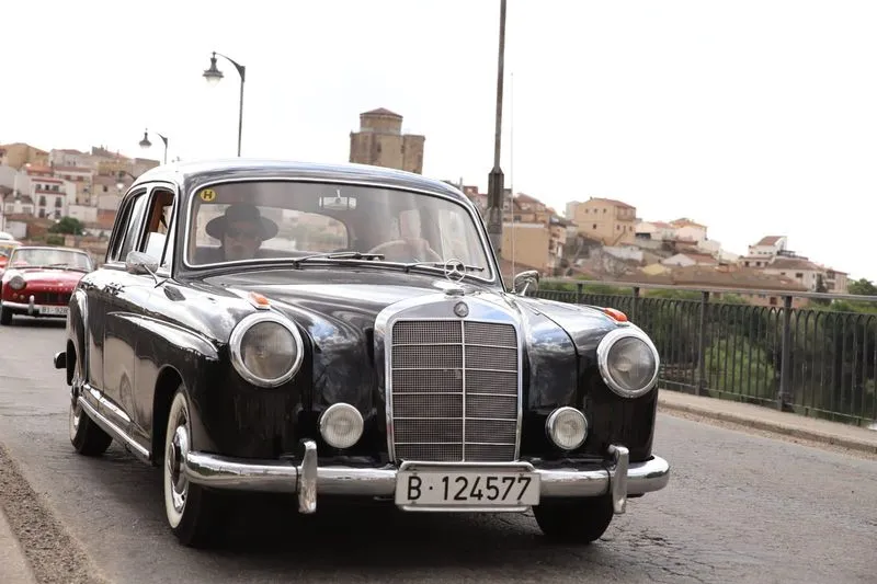 Foto 2 - Joyas sobre ruedas: el motor hist&oacute;rico toma las calles de Alba de Tormes con AutoRetro