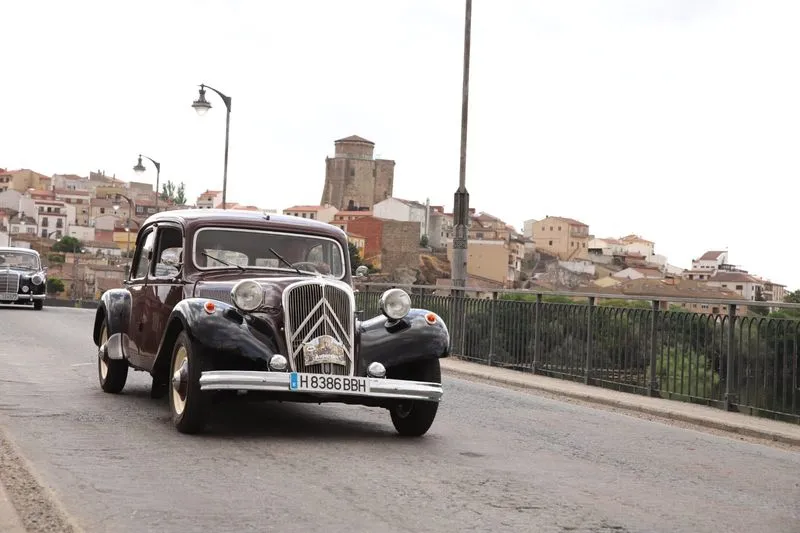 Foto 5 - Joyas sobre ruedas: el motor hist&oacute;rico toma las calles de Alba de Tormes con AutoRetro