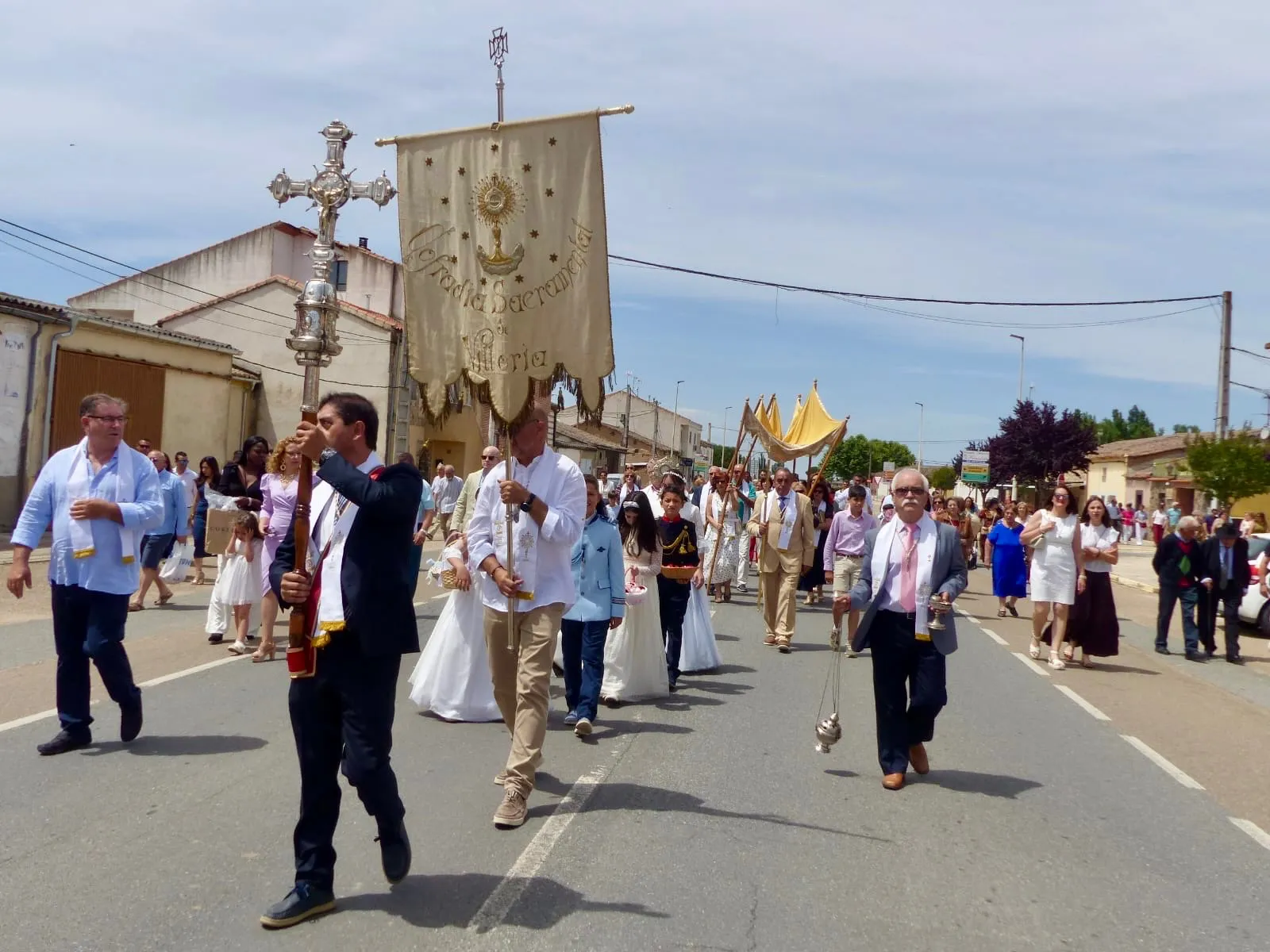 Foto 8 - Fe y devoci&oacute;n recorren las calles de Villoria en la festividad del Corpus