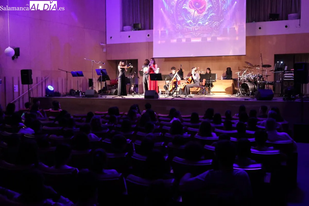 La banda de rock del IES Vaguada de la Palma se luce en su concierto de fin de curso en Fonseca. Foto de David Sañudo