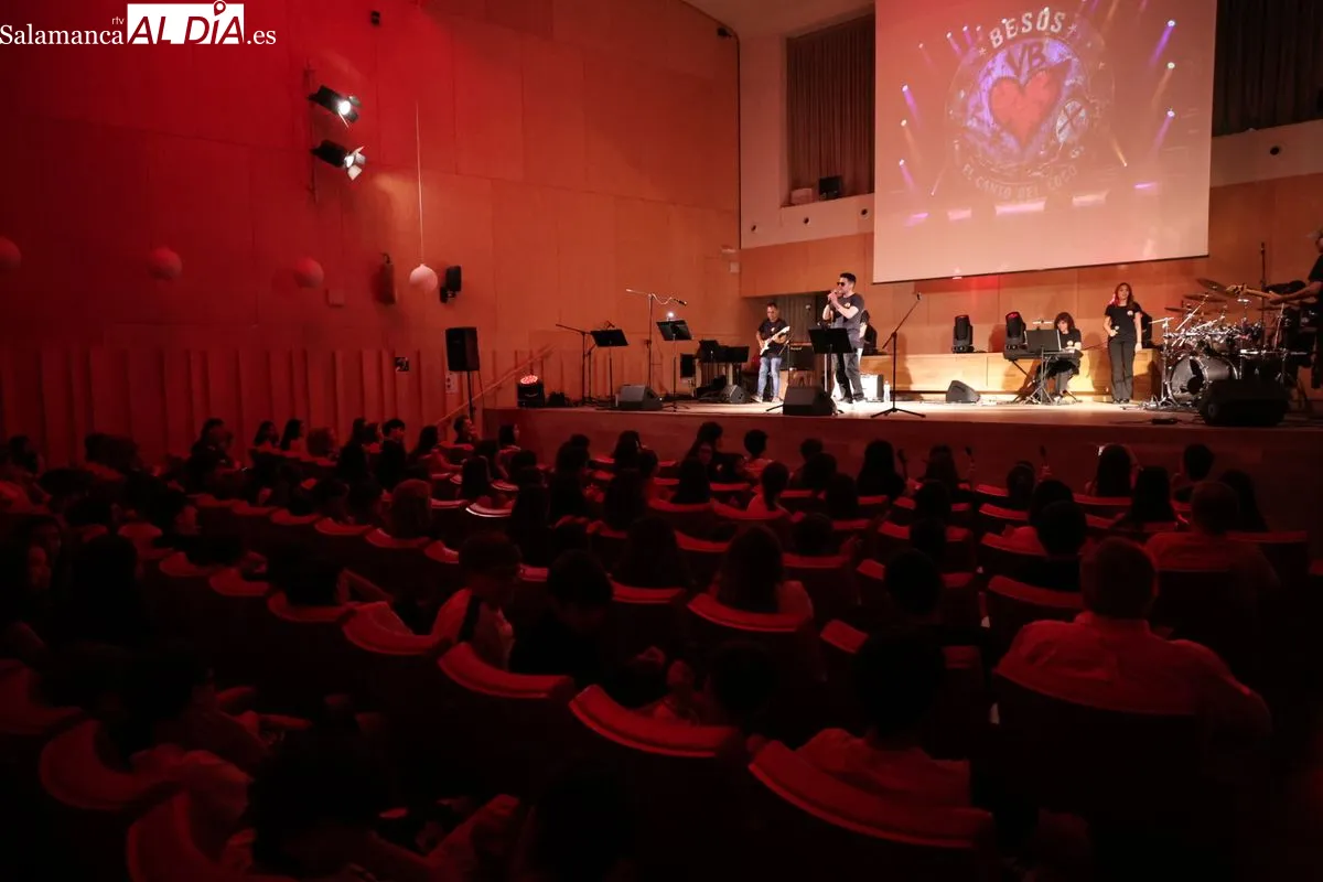 La banda de rock del IES Vaguada de la Palma se luce en su concierto de fin de curso en Fonseca. Foto de David Sañudo