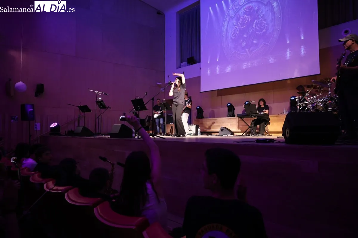 La banda de rock del IES Vaguada de la Palma se luce en su concierto de fin de curso en Fonseca. Foto de David Sañudo
