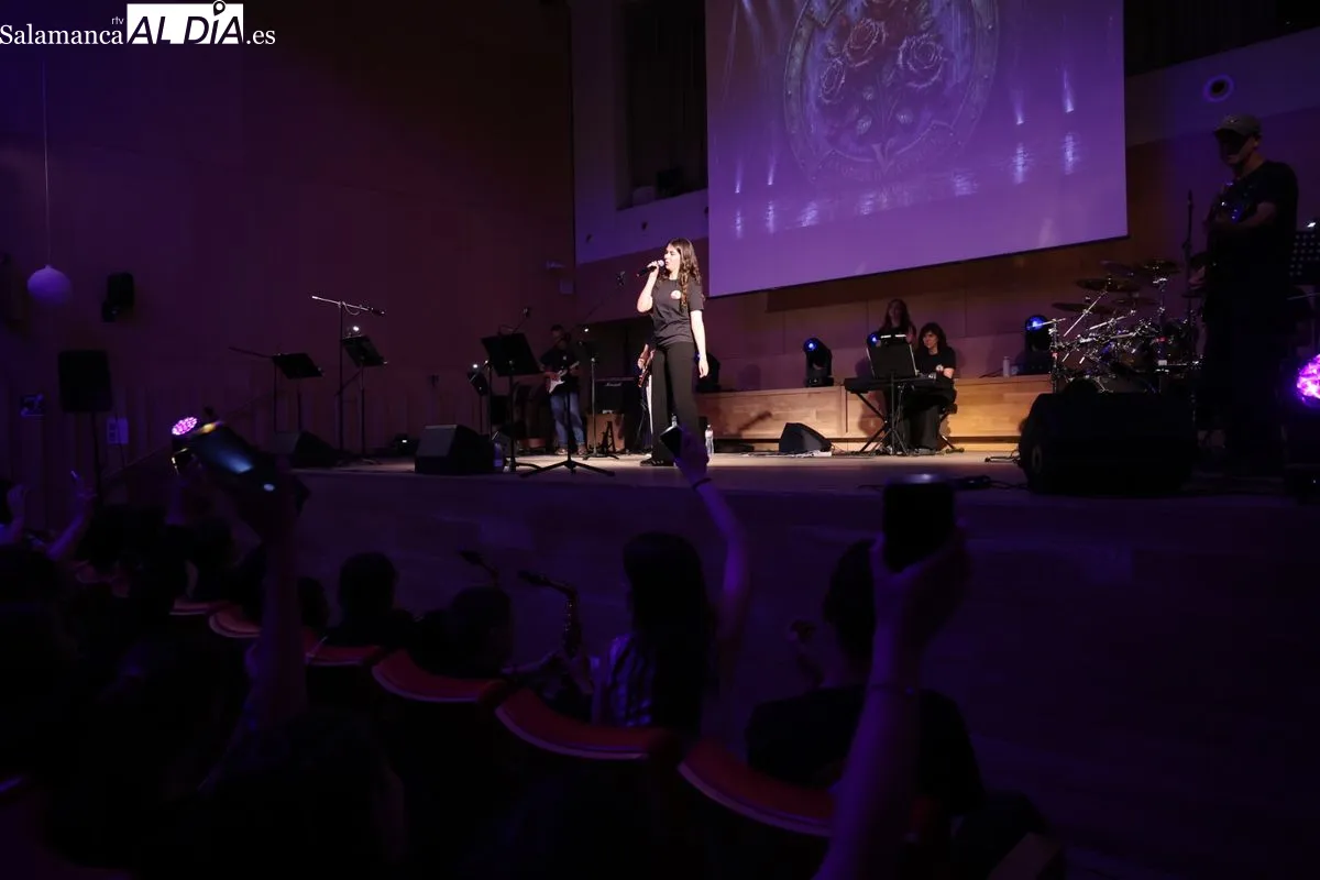 La banda de rock del IES Vaguada de la Palma se luce en su concierto de fin de curso en Fonseca. Foto de David Sañudo