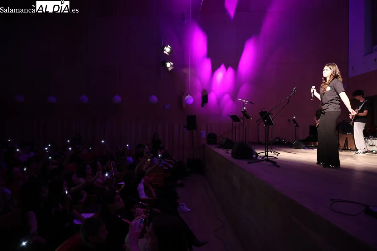 La banda de rock del IES Vaguada de la Palma se luce en su concierto de fin de curso en Fonseca. Foto de David Sañudo