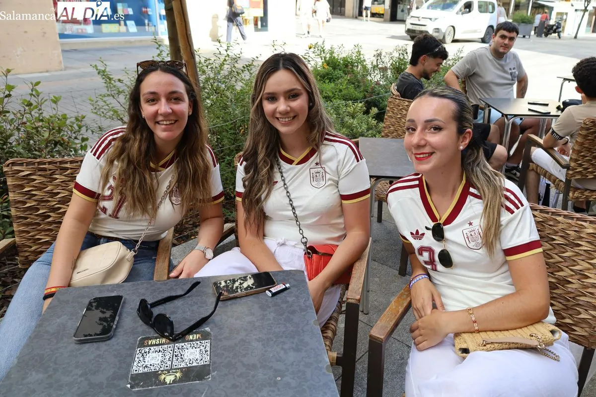 Aficionados en las terrazas de la capital siguiendo el primer partido de la selección España en el Mundial 2026. Fotos: Miguel González