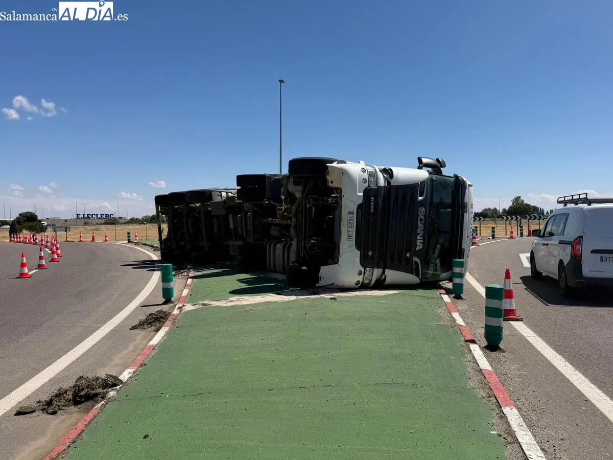 Aparatoso vuelco de un camión en la rotonda de Leclerc. Foto V. M. 