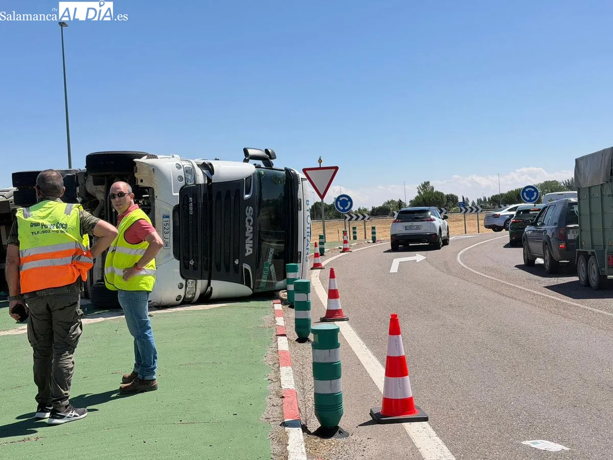 Aparatoso vuelco de un camión en la rotonda de Leclerc. Foto V. M. 