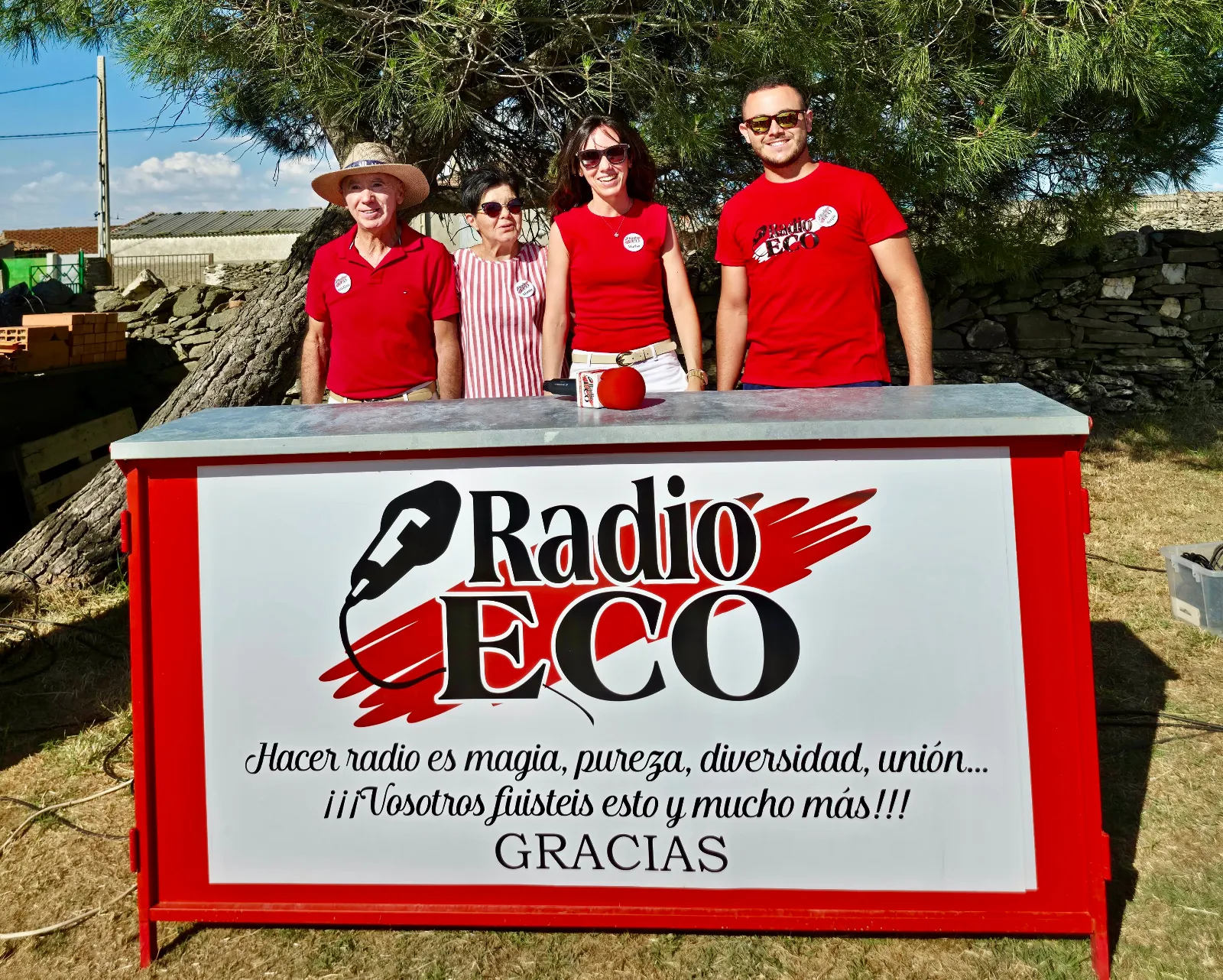 Foto 2 - Emoci&oacute;n y abrazos en el reencuentro de parte de la familia de Radio Eco para sorprender a su fundador, Antoliano Hern&aacute;ndez