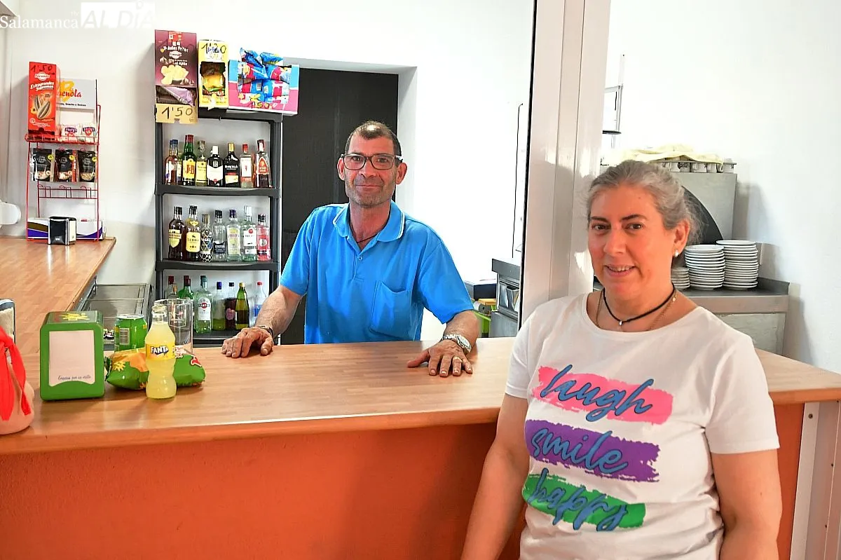 FOTOS | Un hostelero y una exmonja: la pareja que devuelve la vida social a un pequeño pueblo salmantino