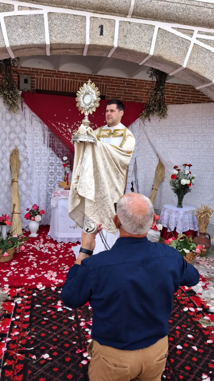 Foto 2 - Santiago de la Puebla se rinde al Corpus en una masiva y personal celebraci&oacute;n