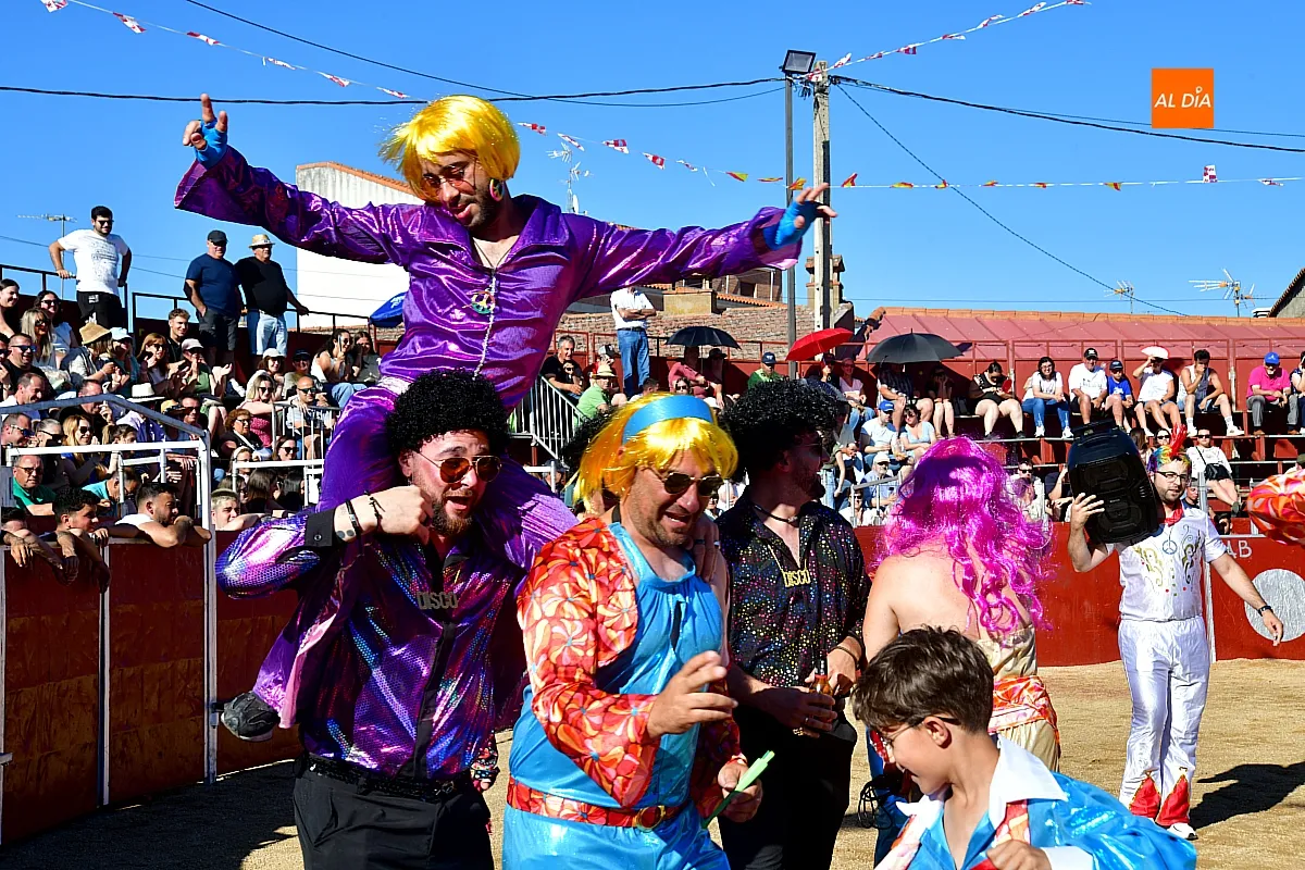 Disfraces y capea animan la tarde del lunes en Sancti Spíritus