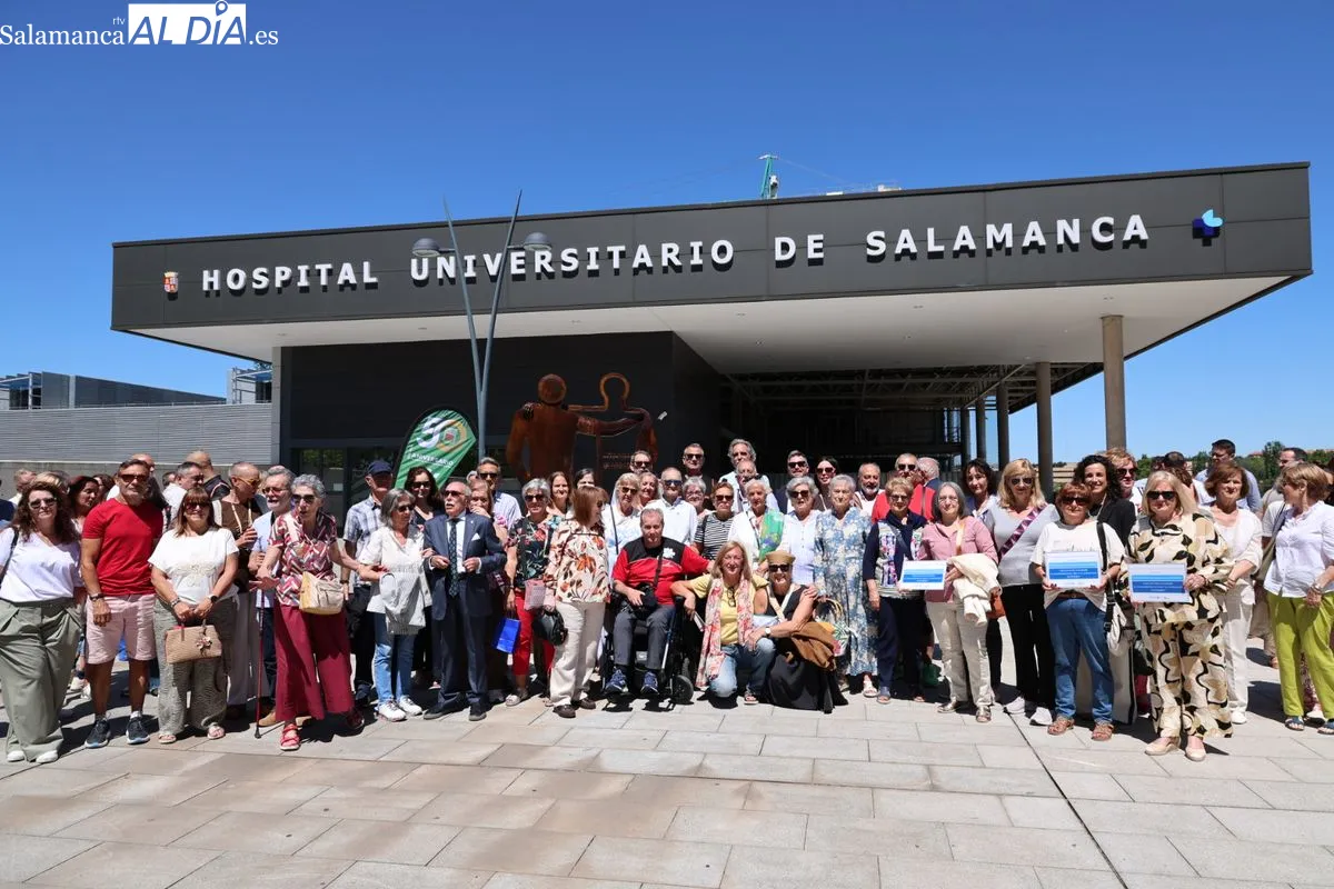 Inauguración junto al Hospital de la escultura 'Tu vida, mi legado', una iniciativa de ALCER para homenajear de forma permanente a los donantes de órganos y tejidos y a sus familias. Foto de David Sañudo