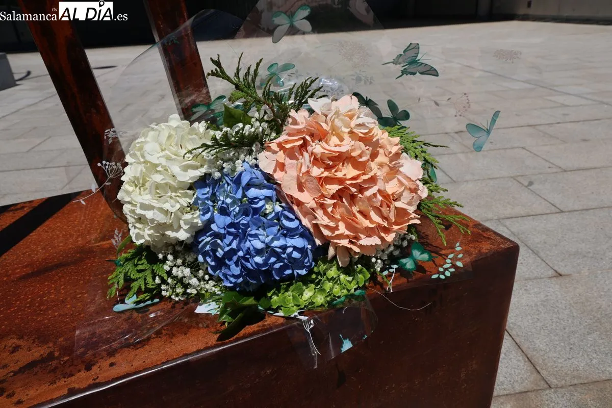 Inauguración junto al Hospital de la escultura 'Tu vida, mi legado', una iniciativa de ALCER para homenajear de forma permanente a los donantes de órganos y tejidos y a sus familias. Foto de David Sañudo
