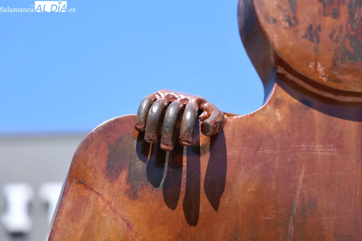 Inauguración junto al Hospital de la escultura 'Tu vida, mi legado', una iniciativa de ALCER para homenajear de forma permanente a los donantes de órganos y tejidos y a sus familias. Foto de David Sañudo