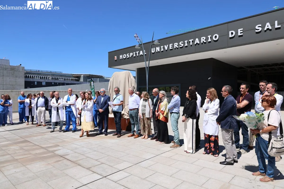 Inauguración junto al Hospital de la escultura 'Tu vida, mi legado', una iniciativa de ALCER para homenajear de forma permanente a los donantes de órganos y tejidos y a sus familias. Foto de David Sañudo