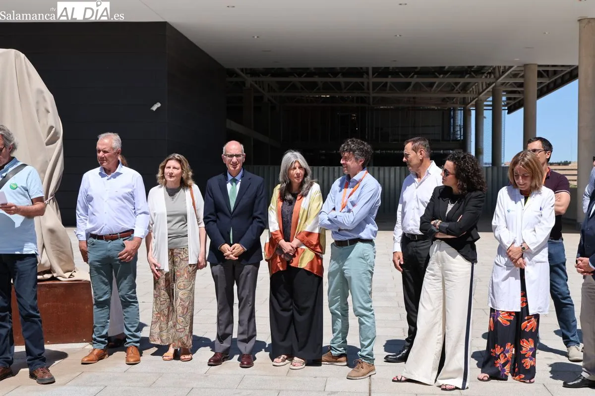 Inauguración junto al Hospital de la escultura 'Tu vida, mi legado', una iniciativa de ALCER para homenajear de forma permanente a los donantes de órganos y tejidos y a sus familias. Foto de David Sañudo