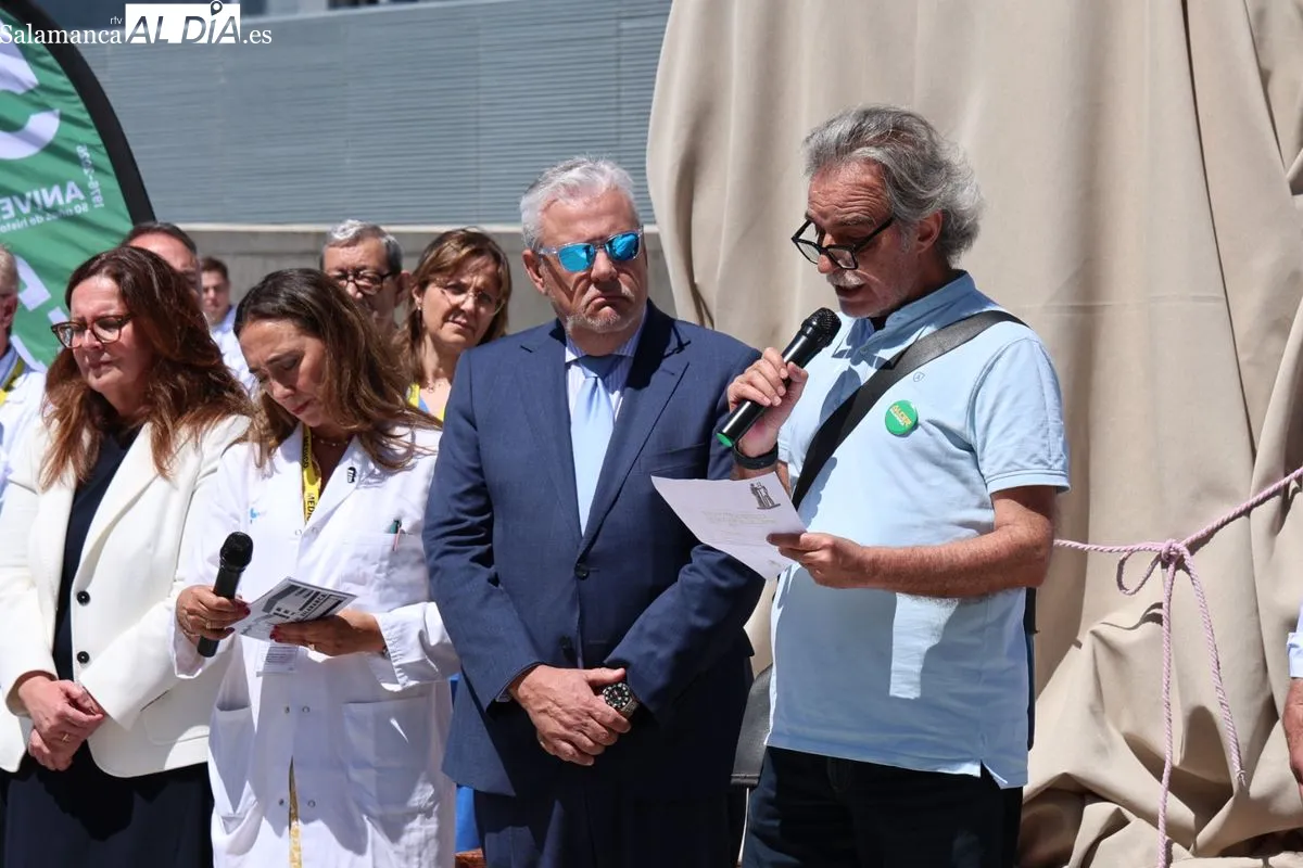 Inauguración junto al Hospital de la escultura 'Tu vida, mi legado', una iniciativa de ALCER para homenajear de forma permanente a los donantes de órganos y tejidos y a sus familias. Foto de David Sañudo