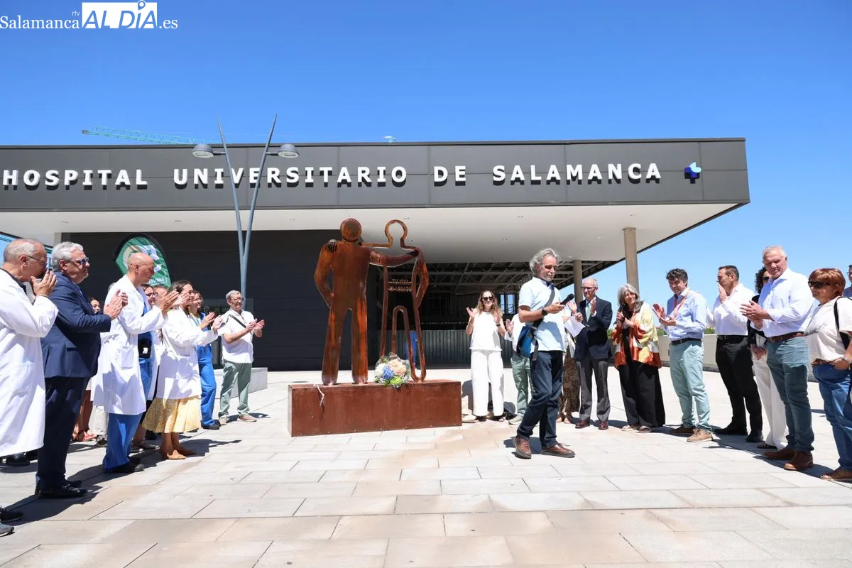 Inauguración junto al Hospital de la escultura 'Tu vida, mi legado', una iniciativa de ALCER para homenajear de forma permanente a los donantes de órganos y tejidos y a sus familias. Foto de David Sañudo