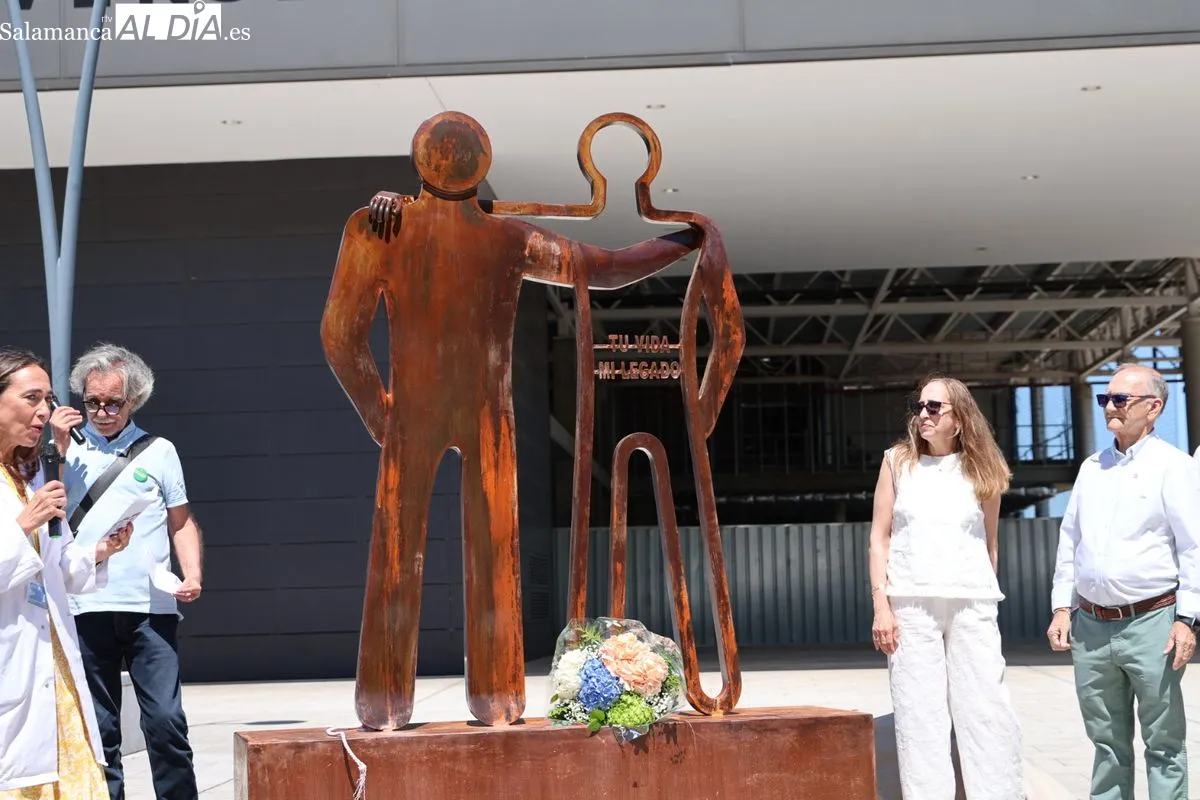 Inauguración junto al Hospital de la escultura 'Tu vida, mi legado', una iniciativa de ALCER para homenajear de forma permanente a los donantes de órganos y tejidos y a sus familias. Foto de David Sañudo
