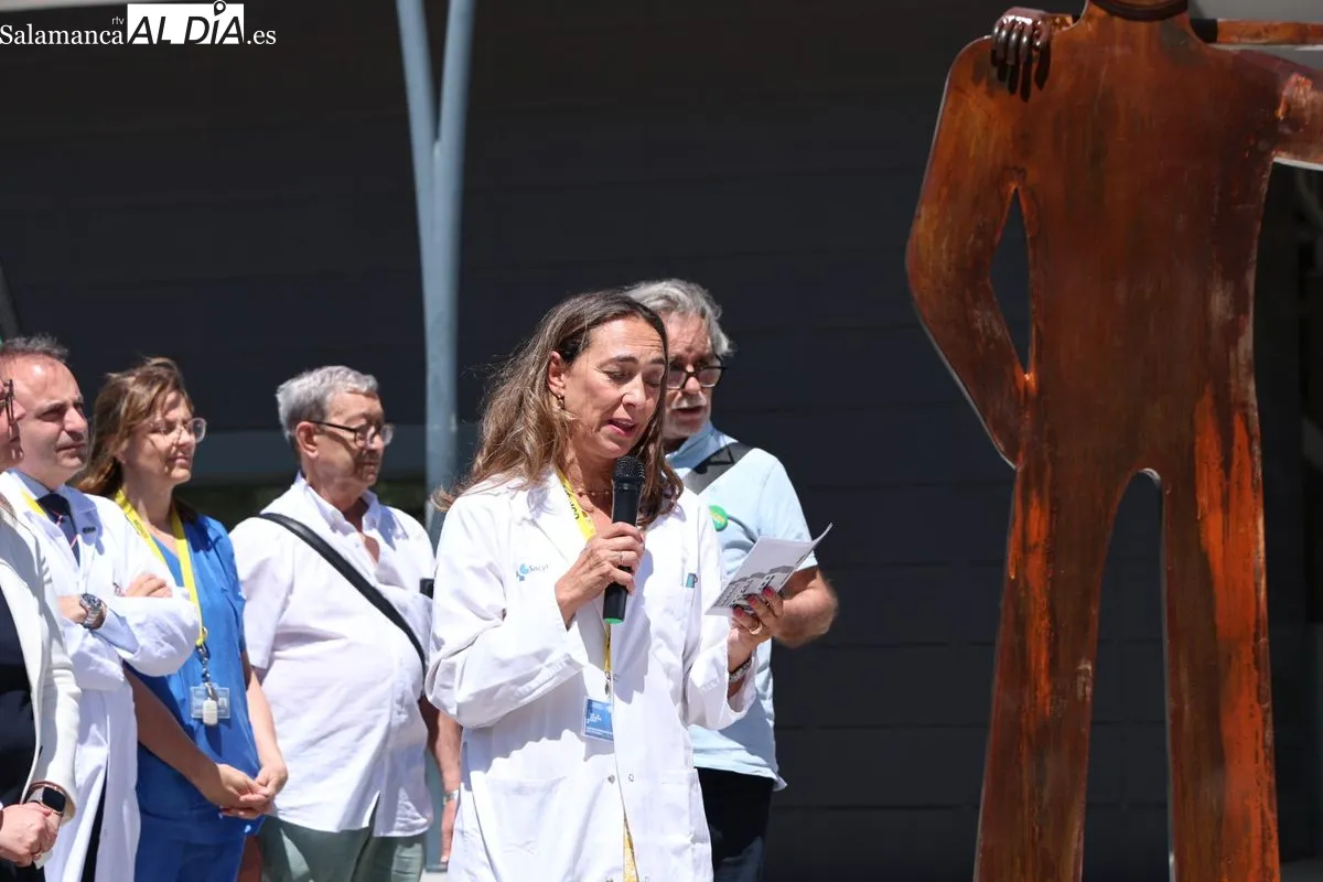 Inauguración junto al Hospital de la escultura 'Tu vida, mi legado', una iniciativa de ALCER para homenajear de forma permanente a los donantes de órganos y tejidos y a sus familias. Foto de David Sañudo