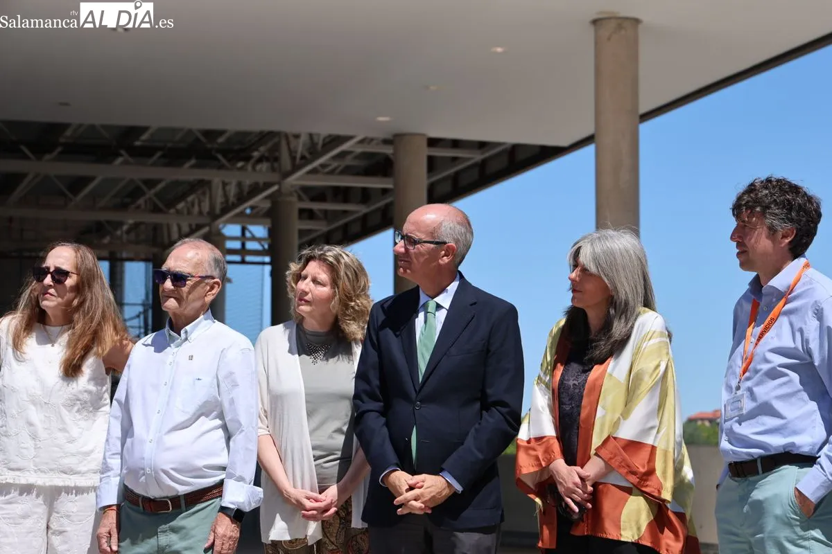 Inauguración junto al Hospital de la escultura 'Tu vida, mi legado', una iniciativa de ALCER para homenajear de forma permanente a los donantes de órganos y tejidos y a sus familias. Foto de David Sañudo