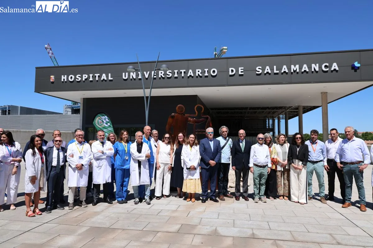 Inauguración junto al Hospital de la escultura 'Tu vida, mi legado', una iniciativa de ALCER para homenajear de forma permanente a los donantes de órganos y tejidos y a sus familias. Foto de David Sañudo