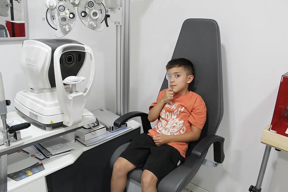 Foto 2 - Un ni&ntilde;o salmantino de siete a&ntilde;os frena su miop&iacute;a hereditaria gracias al tratamiento Orto-K