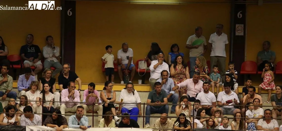 Foto 10 - Jorge Oliva sale a hombros y Raquel Mart&iacute;n corta una oreja en Alba de Tormes
