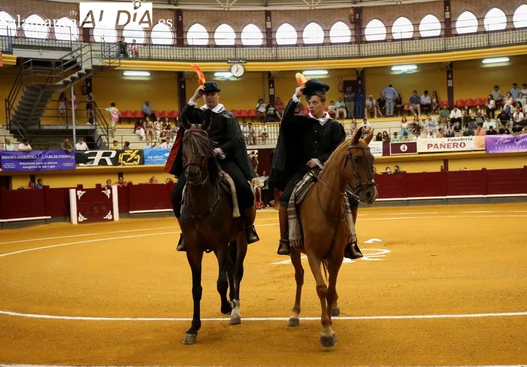 Foto 3 - Jorge Oliva sale a hombros y Raquel Mart&iacute;n corta una oreja en Alba de Tormes