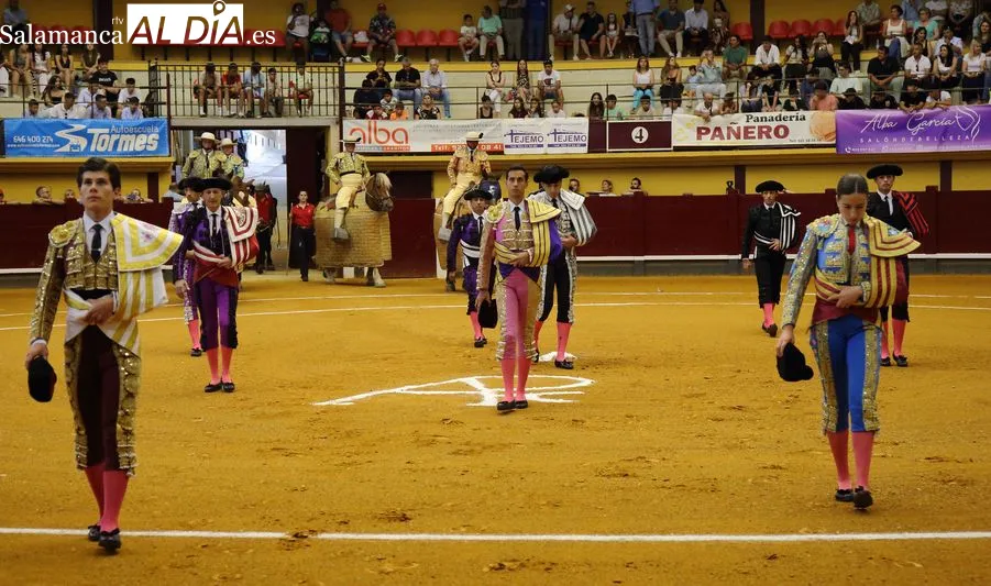Foto 2 - Jorge Oliva sale a hombros y Raquel Mart&iacute;n corta una oreja en Alba de Tormes