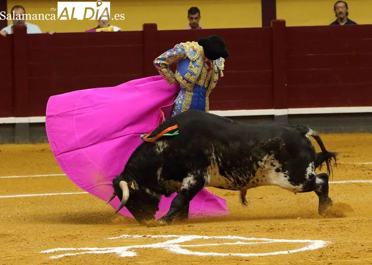 Foto 5 - Jorge Oliva sale a hombros y Raquel Mart&iacute;n corta una oreja en Alba de Tormes