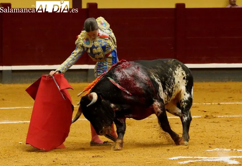 Foto 6 - Jorge Oliva sale a hombros y Raquel Mart&iacute;n corta una oreja en Alba de Tormes