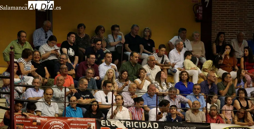 Foto 8 - Jorge Oliva sale a hombros y Raquel Mart&iacute;n corta una oreja en Alba de Tormes
