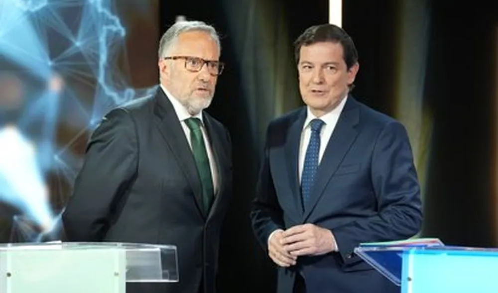 El presidente de la Junta de Castilla y León en funciones, Alfonso Fernández Mañueco, a la derecha, y el portavoz de Vox en las Cortes, Carlos Pollán. Foto EP
