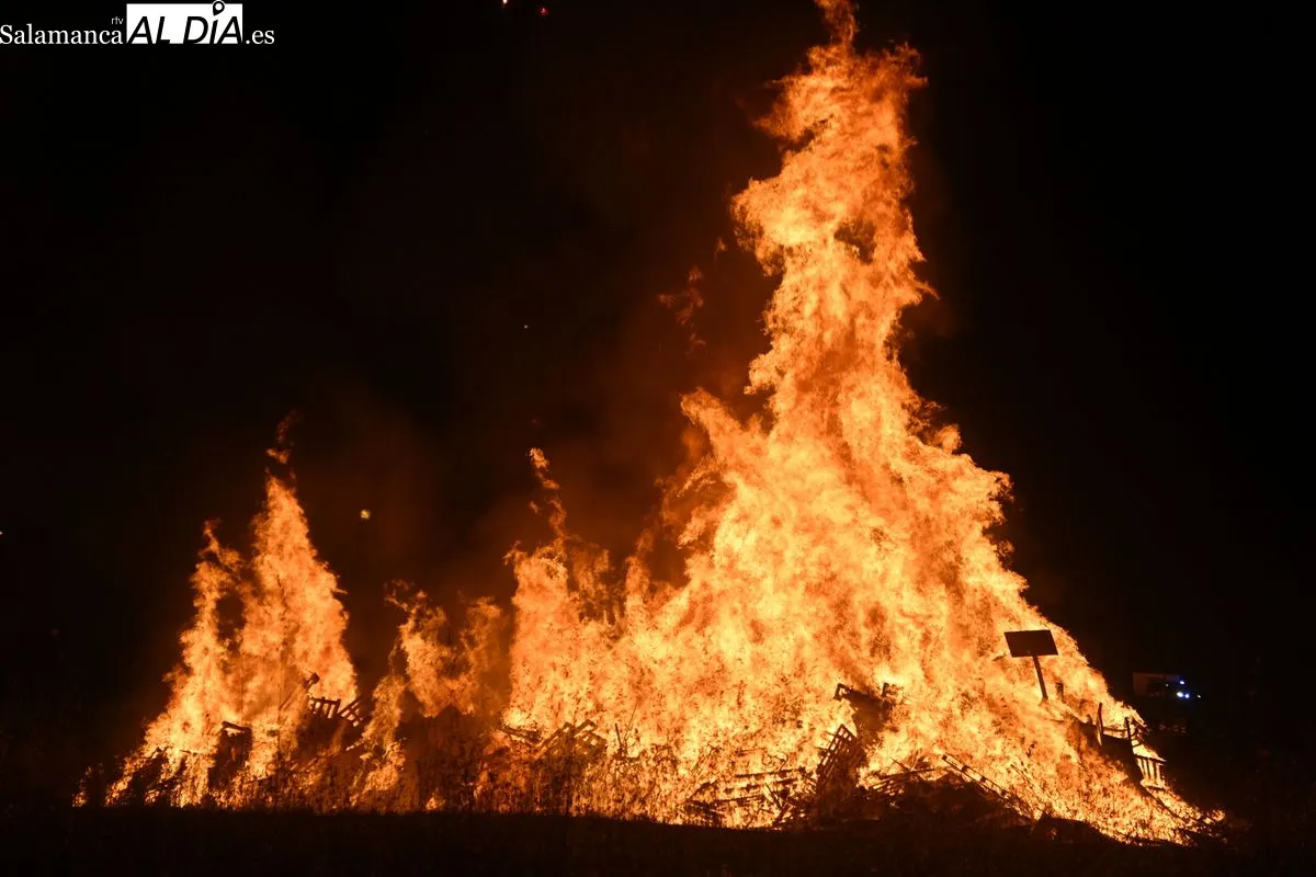  Ambientazo en El Zurguén con la tradicional hoguera de San Juan en la noche más corta del año