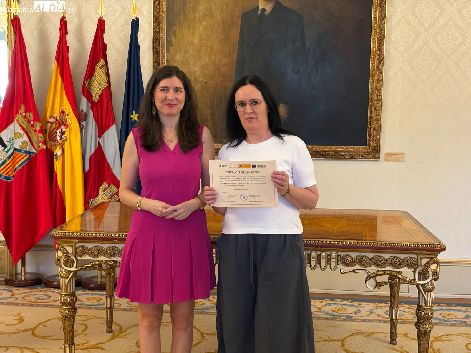 Entrega de los diplomas acreditativos a los 15 de los 25 alumnos que han completado alguna de las dos últimas acciones formativas del programa municipal Laboris Helmántica | FOTOS: Miguel González