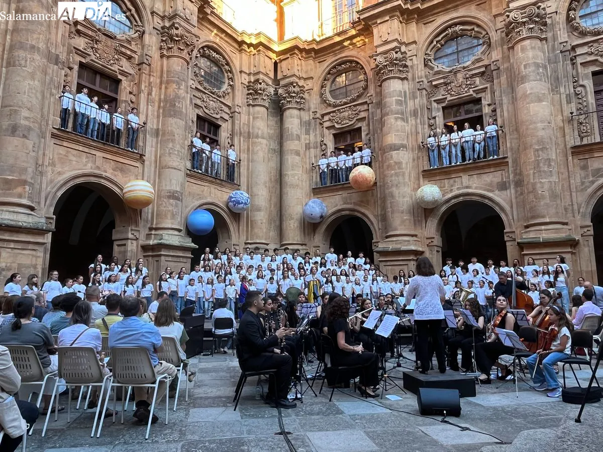 Musical 'Un mundo en planetas' en el Patio Barroco de la UPSA. Fotos: Emily Rivas