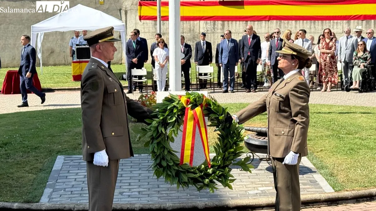 Inauguración de un mástil con la enseña nacional y un monolito en homenaje a los caídos por España. Foto T. S.