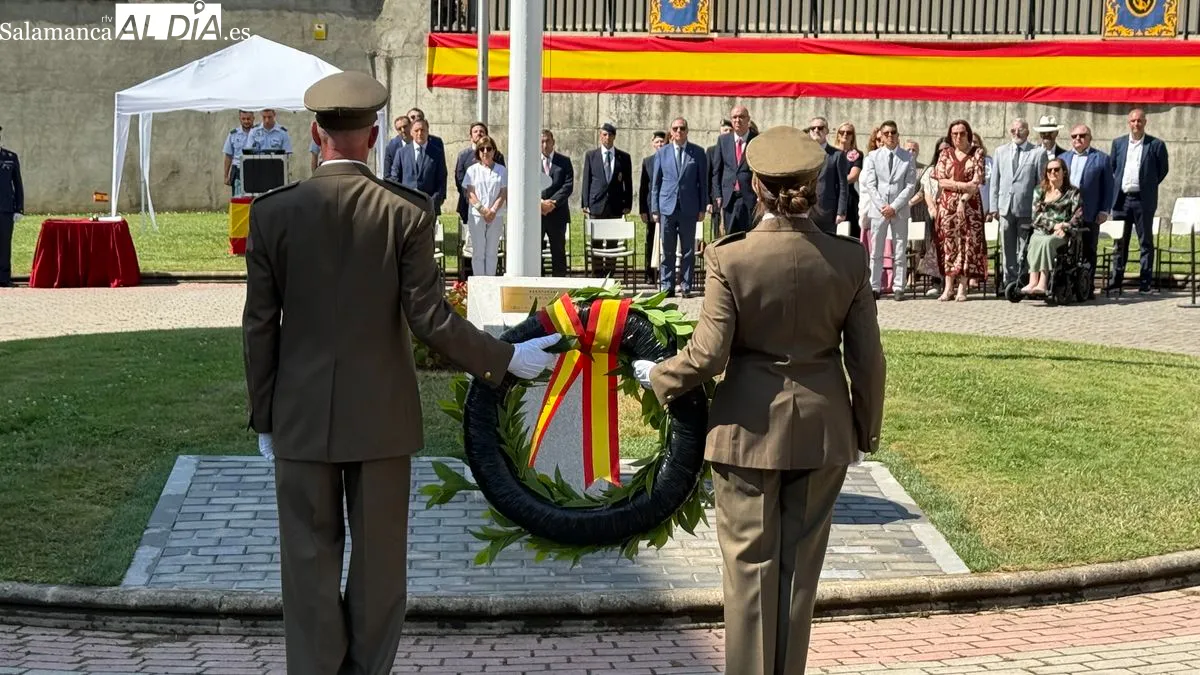 Inauguración de un mástil con la enseña nacional y un monolito en homenaje a los caídos por España. Foto T. S.